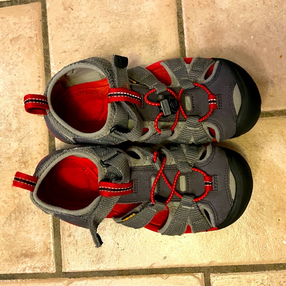 Children’s Boys Keen Sandals Sz 1 Magnet Grey/Red